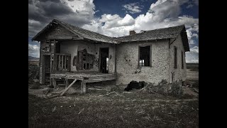 Interrompus durant notre visite  on découvre lhistoire de cette maison dagriculteur abandonnée [upl. by Nerot]