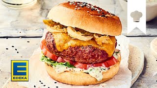 Cheeseburger Rezept  Burger vom Grill mit Cheddar amp gebackenen Zwiebelringen  EDEKA [upl. by Esiouqrut38]