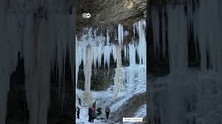 सर्दी इतनी कि झरने भी जम गए Waterfalls freeze over as snowstorm hits Canada [upl. by Ayotyal]