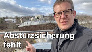 Fehlende Absturzsicherung auf Flachdach [upl. by Kutzer911]