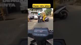 Tetap hati hati dijalan slurr ada emak emak sen kanan belok kiri humor lucu [upl. by Mikahs731]