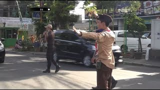 Keren Isi Waktu Liburan Angota Pramuka Ini Bantu Polisi  86 [upl. by Aelrac868]