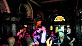 Eric Benet impromptu performance with Sydney RampB band Brown Sugar [upl. by Anelram]