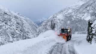 UNIMOG  DER WINTERDIENSTPROFI IM EINSATZ AM GRIMSELPASS [upl. by Phaedra191]