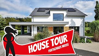 Modernes Einfamilienhaus mit integriertem Carport  Fertighaus Weiss  House Tour  Hausbau Helden [upl. by Seiuqram357]