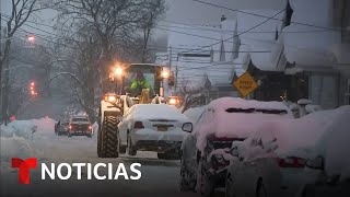 Caos y batallas de bolas de nieve dejan las intensas nevadas en la Costa Este  Noticias Telemundo [upl. by Aical]