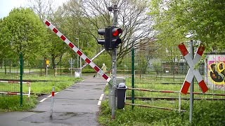 Spoorwegovergang MönchengladbachRheindalen D  Railroad crossing  Bahnübergang [upl. by Hjerpe]