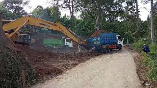 excavator Komatsu pc200 loading in the truck isuzu elf nkr blue [upl. by Repotsirhc854]