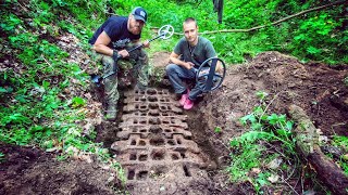 Panzerreste mitten im Wald gefunden  Schatzsuche mit Metalldetektor [upl. by Keefe796]