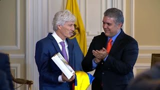 Pekerman recibe de Duque el pabellón nacional colombiano [upl. by Damick]