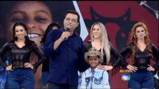 Menino vaqueiro canta e dá show no palco [upl. by Llerrit]