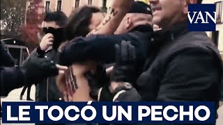 VÍDEO El líder de la Falange le tocó el pecho a una activista de Femen [upl. by Netsriik]