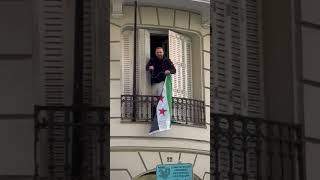 La embajada de Siria en Madrid cambia la bandera por la de los rebeldes tras la caída de Al Asad [upl. by Yekram]