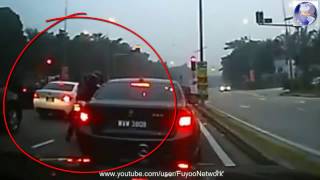 Fuyoo Penunggang Motosikal Ragut Beg Tangan Dalam Kereta Berhenti Lampu Isyarat Merah [upl. by Zolly]