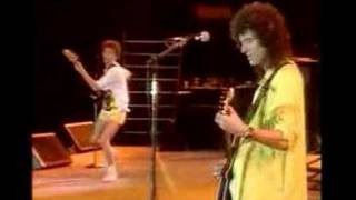 John Deacon le bassiste de Queen qui tourne sur un pied [upl. by Noiztneb]