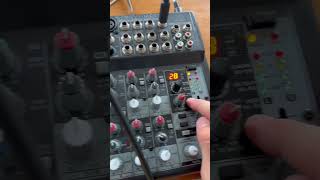 Mesa de som mixer Behringer Xenyx 1202FX [upl. by Retxed]