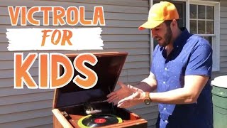 Howto Play a 1920s Victrola Record Player 💽 for Kids [upl. by Reece]