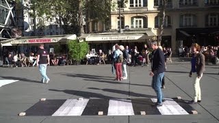 Le passage piéton dAbbey Road transposé à Paris [upl. by Aillicec]