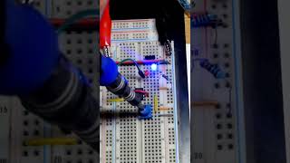 1st 555 Schmitt Trigger Inverter Demo Circuit For Learning Electronics electronics 555timer DIY [upl. by Cutlerr]