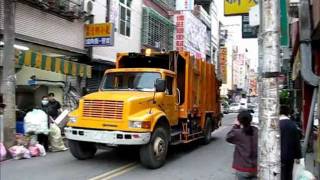 Müllwagen in Taiwan  Taiwanese Garbage Truck [upl. by Guimar]