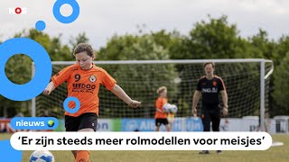 Beroemde voetballers Meiden moeten dezelfde kansen krijgen als jongens [upl. by Enar677]