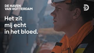 De Douane voert een inspectie uit op een schip in de haven van Rotterdam [upl. by Lleral153]