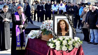 Funerali di Stefania Sandrelli Parenti e amici si sono riuniti per dire addio al loro idolo [upl. by Jesh]