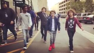 VÍDEO Finn Noah Gaten e Caleb chegando no estúdio de gravação do programa Lip Sync Battle 25 [upl. by Cesya983]