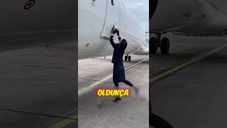 HOSTES KADIN İLK DEFA UÇAK KAPISI AÇIYOR 😅✈️ [upl. by Niltac]