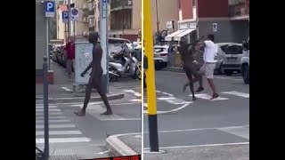 Un uomo nudo semina il panico in strada a Firenze calci pugni e bottigliate contro i passanti [upl. by Amisoc]