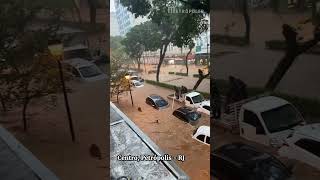 Chuva em Petrópolis deixa pelo menos um morto e três soterrados [upl. by Kenley992]