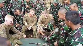 Mata Tertutup TNI Bongkar Pasang Senjata Styer bersama Tentara Australia [upl. by Imogene]