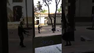 Hombre con machete intenta entrar al Palacio de Justicia de Medellín  shorts [upl. by Aidnis724]