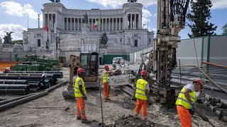 Roma scavi fino a 85 metri per il prolungamento della metropolitana C [upl. by Akcirre607]