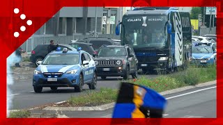 Bergamo il pullman dellAtalanta arriva al centro sportivo a Zingonia [upl. by Chader]