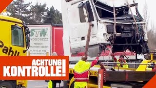 Krasser LKWUnfall Abschleppdienst muss die Überreste des LKW bergen  Achtung Kontrolle [upl. by Taub]