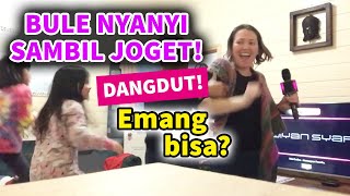 Bule Nyanyi Dangdut quotGANTENGNYA PACARKUquot Karaoke Cover  Ayo Joget [upl. by Leak843]