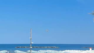 Incendio a Colonnata il Canadair si rifornisce a San Benedetto del Tronto [upl. by Metzger]