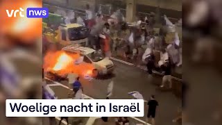 Auto rijdt in op menigte tijdens zwaar straatprotest en rellen in Israël [upl. by Wandie342]