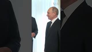 putin lider presidente rusia trump Putin meets Trump and his wife [upl. by Ranchod389]