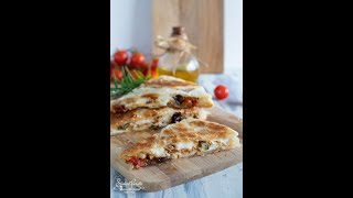 CALZONE di SFOGLIA in PADELLA con PEPERONI 🤤 Shorts [upl. by Eardnoed931]