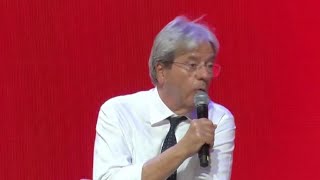 Gentiloni “Schlein fa bene a lanciare appello di unità anche a Italia Vivaquot fischi dalla platea [upl. by Notterb218]