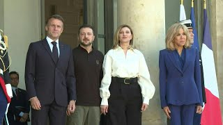 Emmanuel Macron welcomes Volodymyr Zelensky and his wife  AFP [upl. by Anairdna]