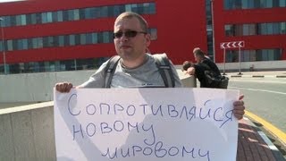 Demonstration proSnowden in front of Moscow airport [upl. by Eckmann]