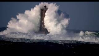 Phare du Four  vagues énormes suite à la tempête Fionn [upl. by Jehiel]