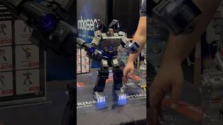 MEGATRON robosen showing off their transforming Megatron at mcmcomiccon London transformers [upl. by Kristen]