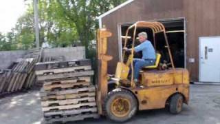 Online Auction Minneapolis Moline quotMobiliftquot MY40 Yard Type Fork Lift [upl. by Aikrahs]