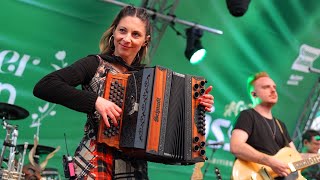 Claudia Hinker spielt „Ich hör so gern Harmonika“ gemeinsam mit „Die Lauser“ auf der Kaiser Wiesn [upl. by Eramat]