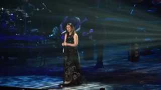 Laura Pausini canta quotDove resto solo ioquot e quotLimpidoquot al concerto di Milano del 161213 [upl. by Lattonia332]