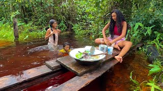 LAVANDO LOUÇA EM UM IGARAPÉ DE ÁGUA VERMELHA NO AMAZONAS [upl. by Yeltneb923]